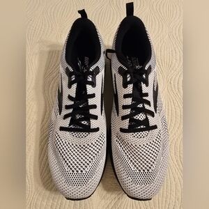 NWOT Brooks Men's Revel 5 Sneakers